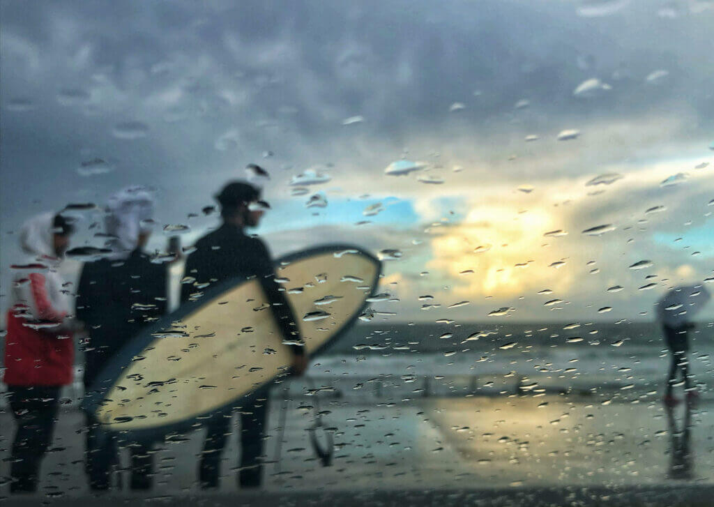 israelischer Winter, Tel Aviv, Surfen, Regen