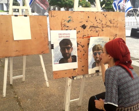 The artist Yehudit Shlomo paints Guy Illouz, war, Israel, Gaza, October 7